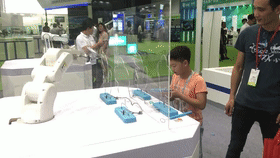 太阳集团tyc9728SR4A机器人与现场观众技能比拼.gif